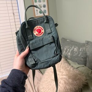 Kånken Mini Green sling pack